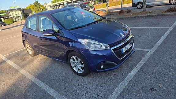 Peugeot 208 2 of 8