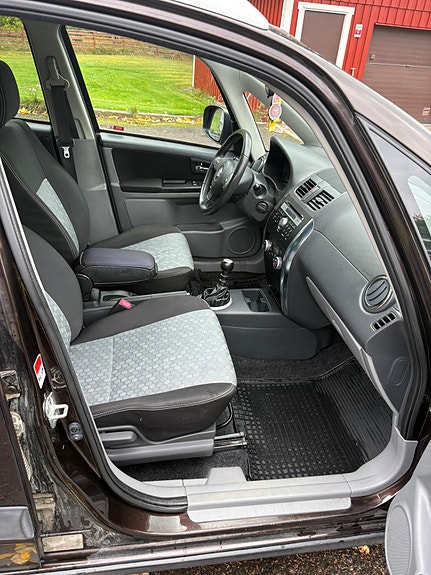 Suzuki SX4 5 of 9