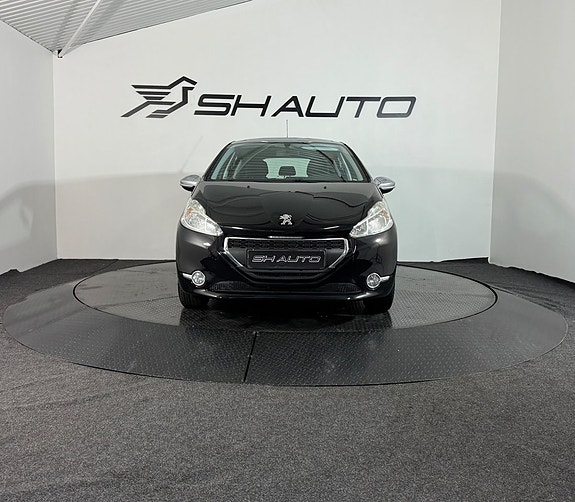 Peugeot 208 2 of 16
