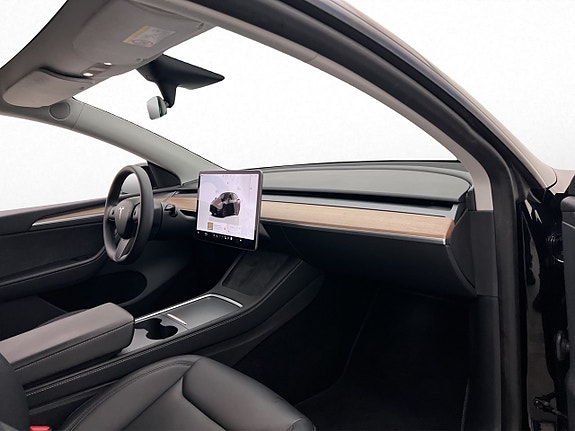 Tesla Model Y 16 of 30