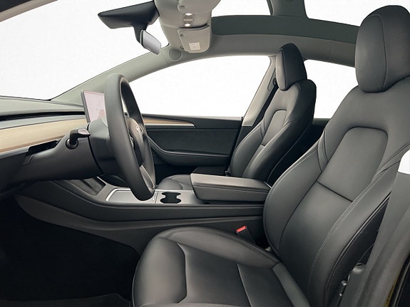 Tesla Model Y 13 of 30