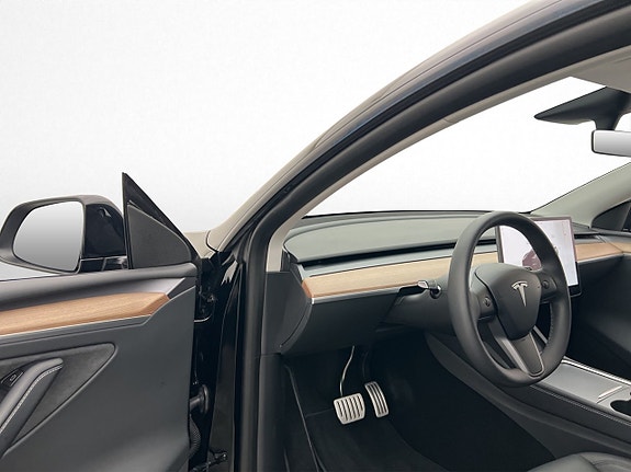 Tesla Model Y 12 of 30