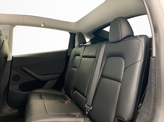 Tesla Model Y 17 of 30