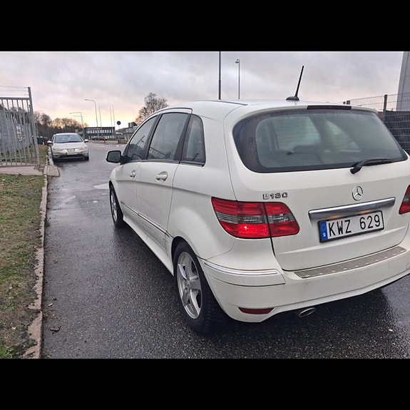 Mercedes-Benz B180 2 of 5