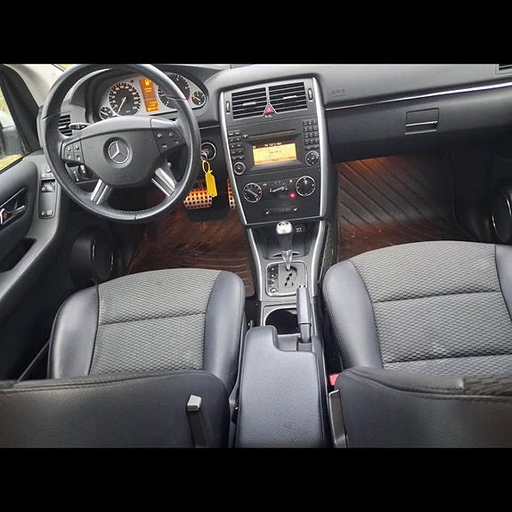 Mercedes-Benz B180 4 of 5