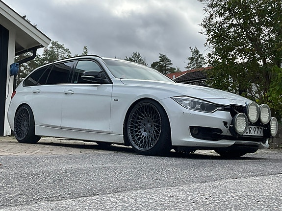 BMW 318d 2 of 12