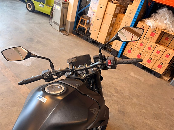 Honda CB750 Hornet 4 of 5
