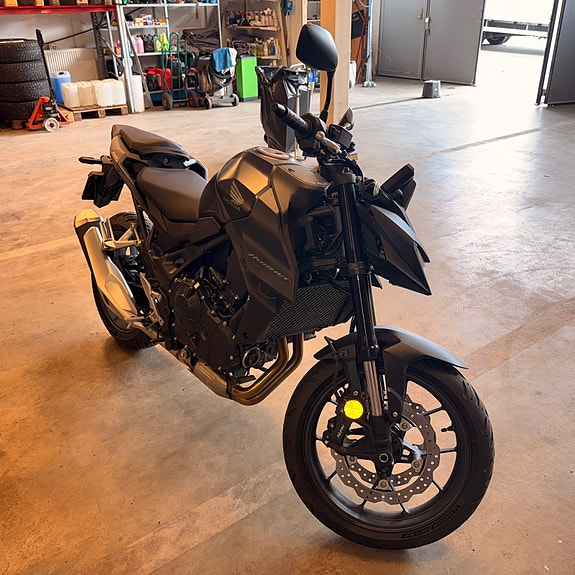 Honda CB750 Hornet 3 of 5