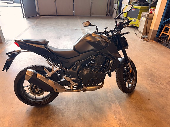 Honda CB750 Hornet 2 of 5