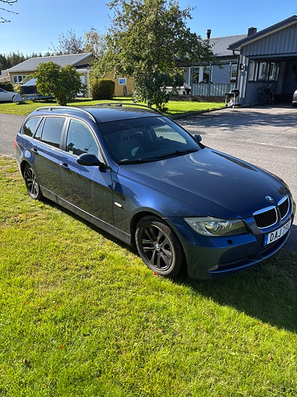 BMW 320i 2 of 7