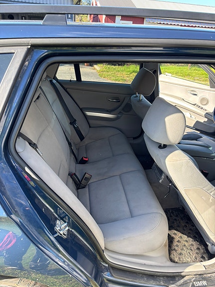 BMW 320i 7 of 7