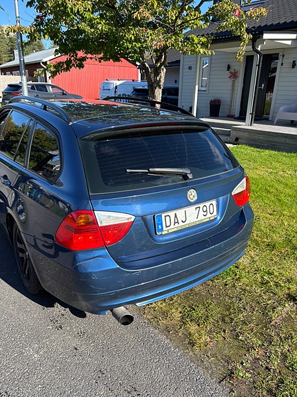BMW 320i 5 of 7