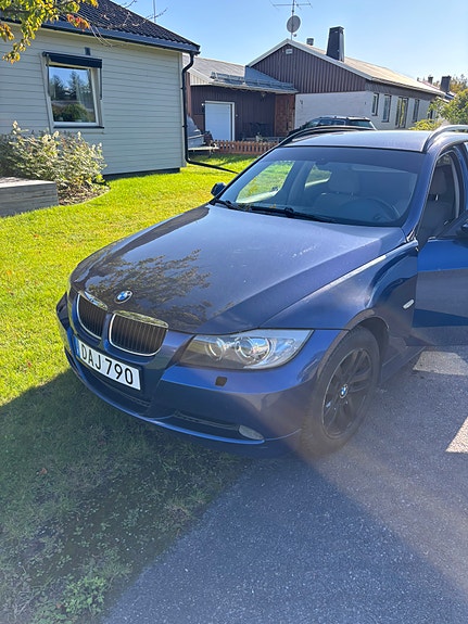 BMW 320i 3 of 7