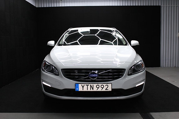 Volvo V60 2 of 21