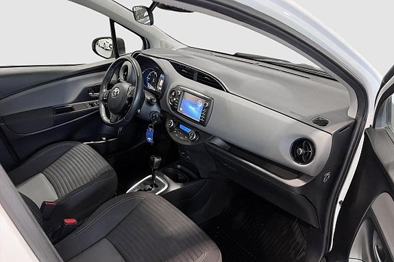 Toyota Yaris 8 of 12