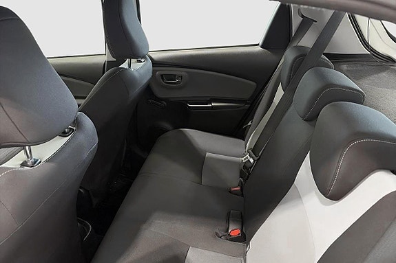 Toyota Yaris 9 of 12