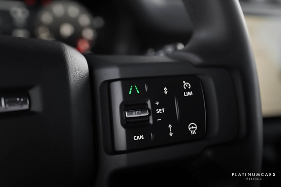 Land Rover Defender 110 16 of 23