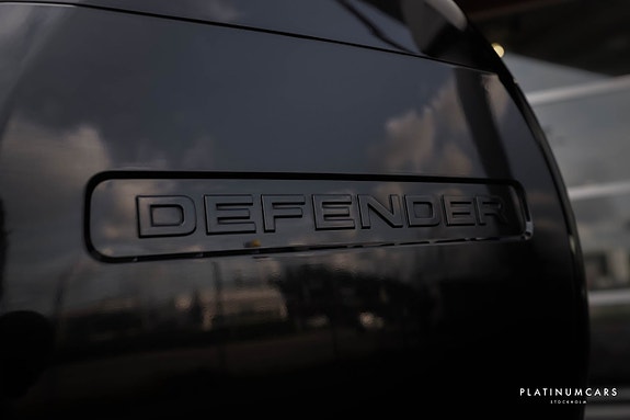 Land Rover Defender 110 21 of 23