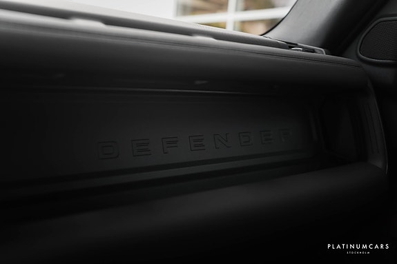 Land Rover Defender 110 14 of 23