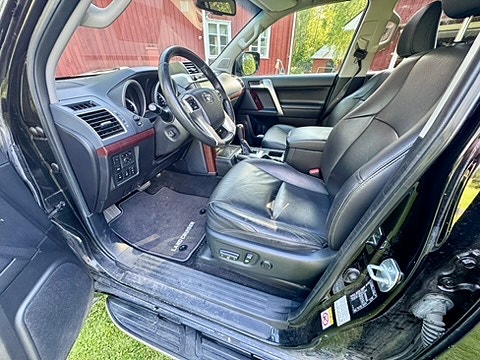 Toyota Land Cruiser 7 of 11