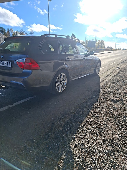 BMW 330xd 2 of 7
