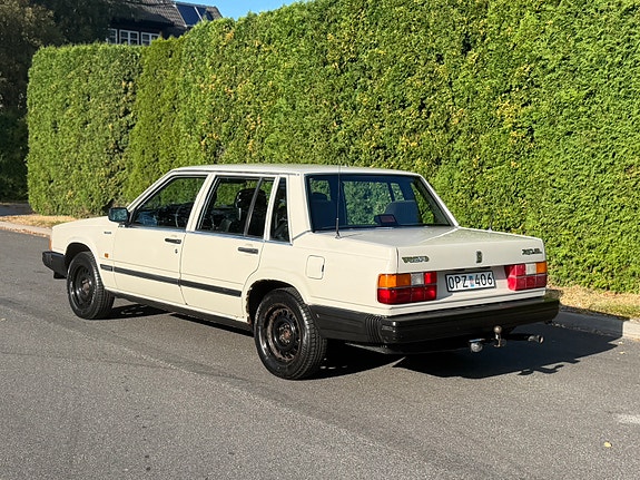 Volvo 740 2 of 7