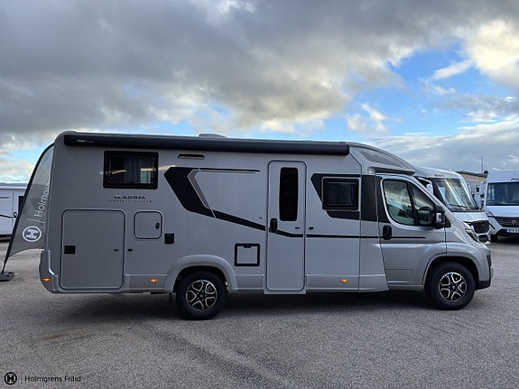 Adria Compact Supreme DL 2 of 16