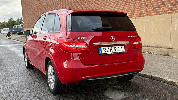 Mercedes-Benz B200 3 of 8