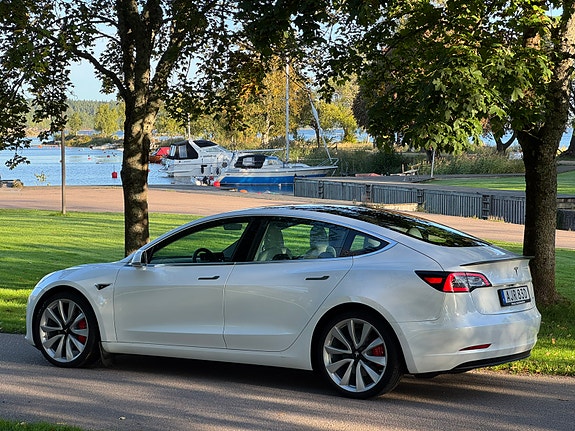 Tesla Model 3 4 of 15