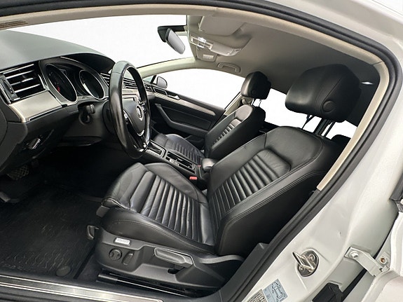Volkswagen Passat 10 of 29