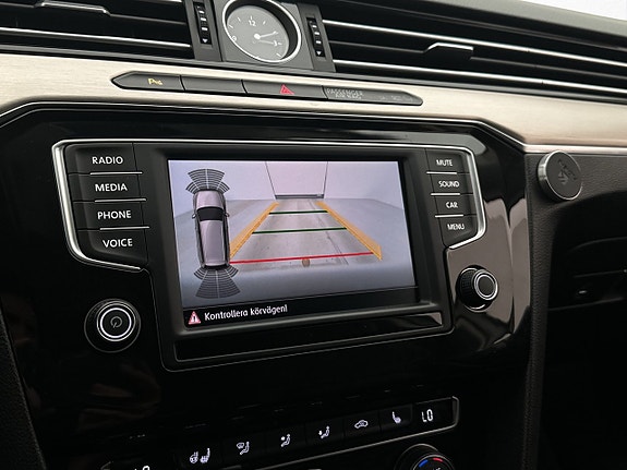 Volkswagen Passat 16 of 29