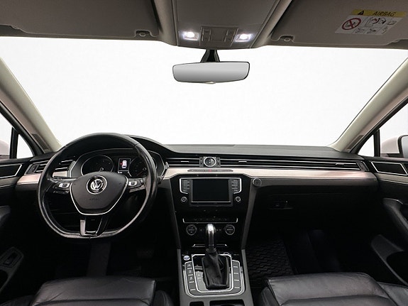 Volkswagen Passat 11 of 29