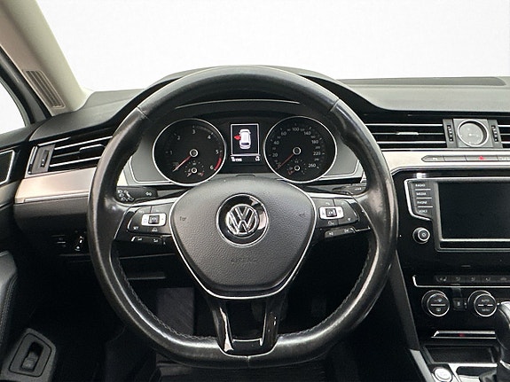 Volkswagen Passat 12 of 29