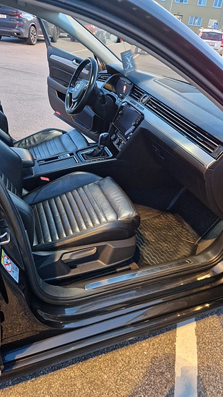 Volkswagen Passat 9 of 11