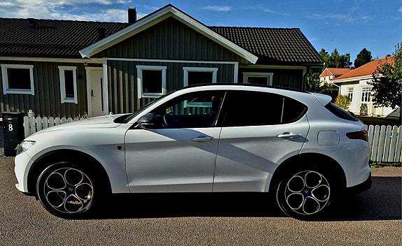 Alfa Romeo Stelvio 2 of 14