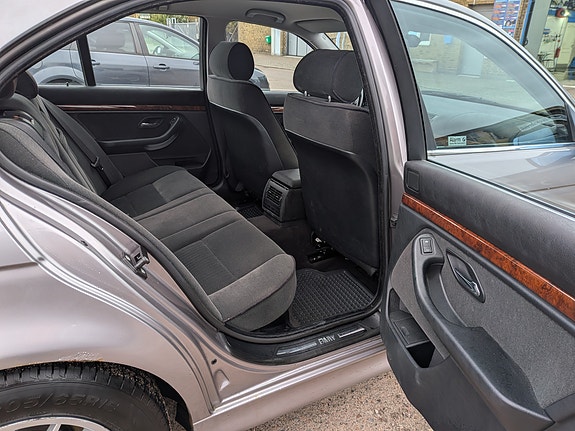 BMW 523i 9 of 21