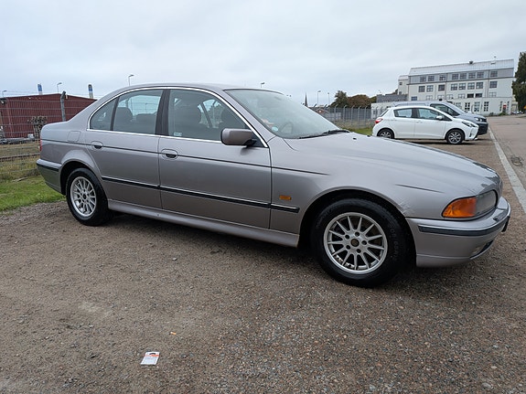 BMW 523i 3 of 21