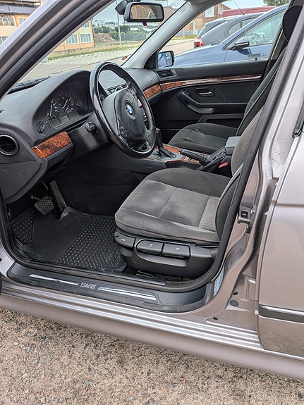BMW 523i 6 of 21