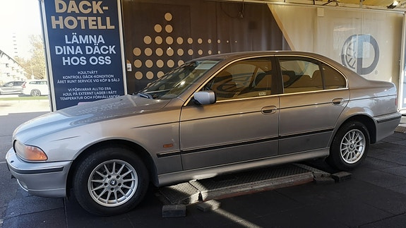 BMW 523i 2 of 21