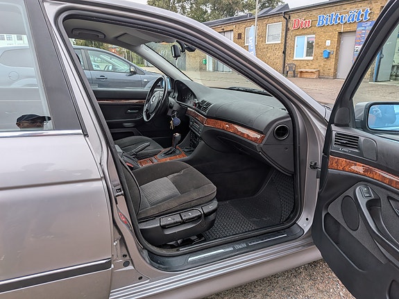 BMW 523i 7 of 21