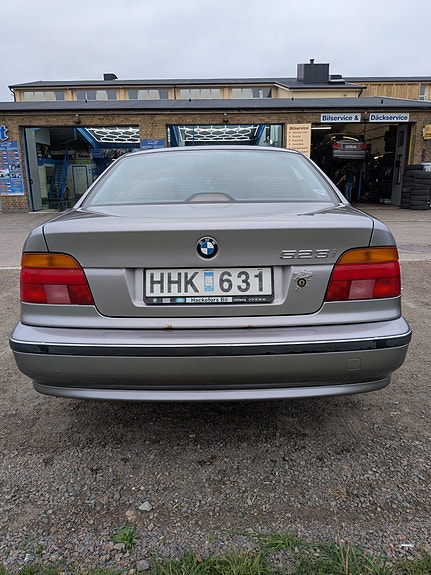 BMW 523i 5 of 21
