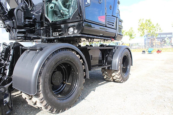 Takeuchi TB395W Black Edition 2026 6 of 12