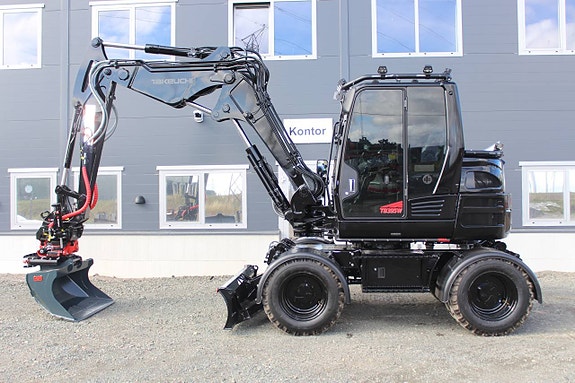 Takeuchi TB395W Black Edition 2026