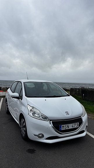 Peugeot 208 2 of 10
