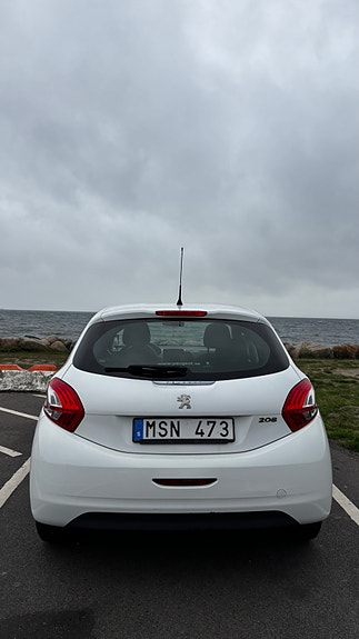 Peugeot 208 3 of 10