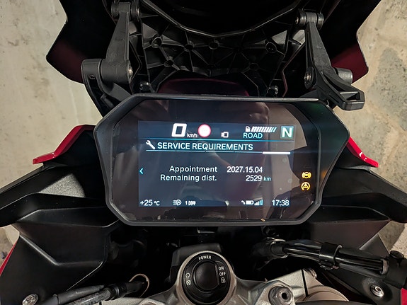 BMW F 900 XR 7 of 8