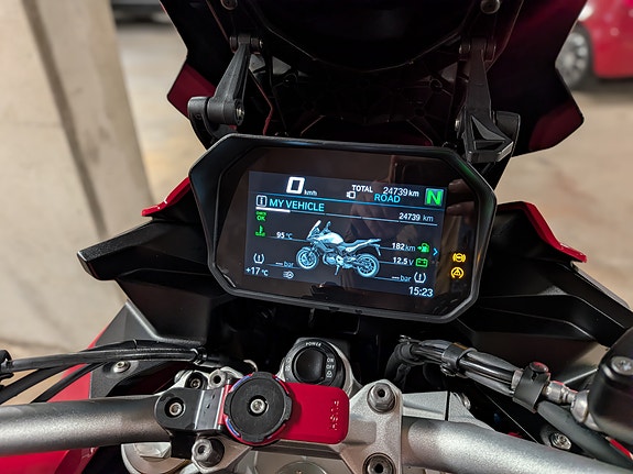 BMW F 900 XR 6 of 8