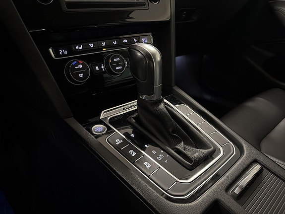 Volkswagen Passat Alltrack 13 of 15