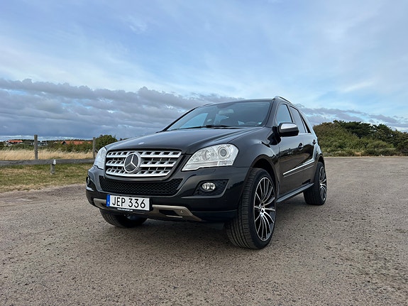 Mercedes-Benz ML320 2 of 19