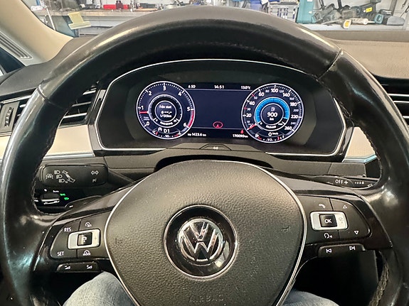 Volkswagen Passat Alltrack 12 of 15